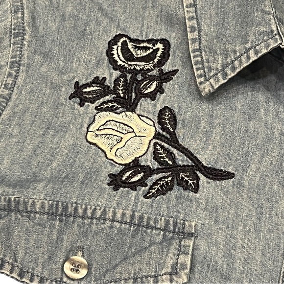ALEXANDER Jordan Denim Button Down Embroidered Roses Blouse, Size Large - Picture 6 of 11
